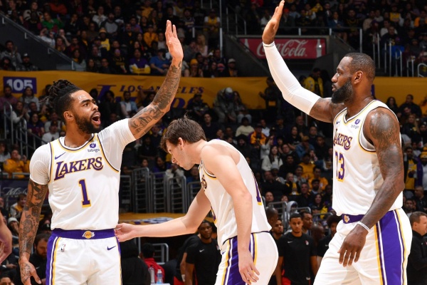 湖人火箭洛城德比：三巨头围攻残阵火箭，乌度卡帅位岌岌可危！