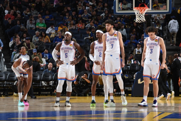 圣诞大战三杀！马刺117-102客场胜雷霆 7连胜延续压制态势